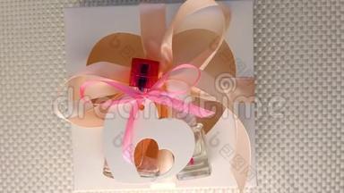 情人节创意概念平面。 礼品盒模型，粉红色香水瓶，白色背景带指甲油